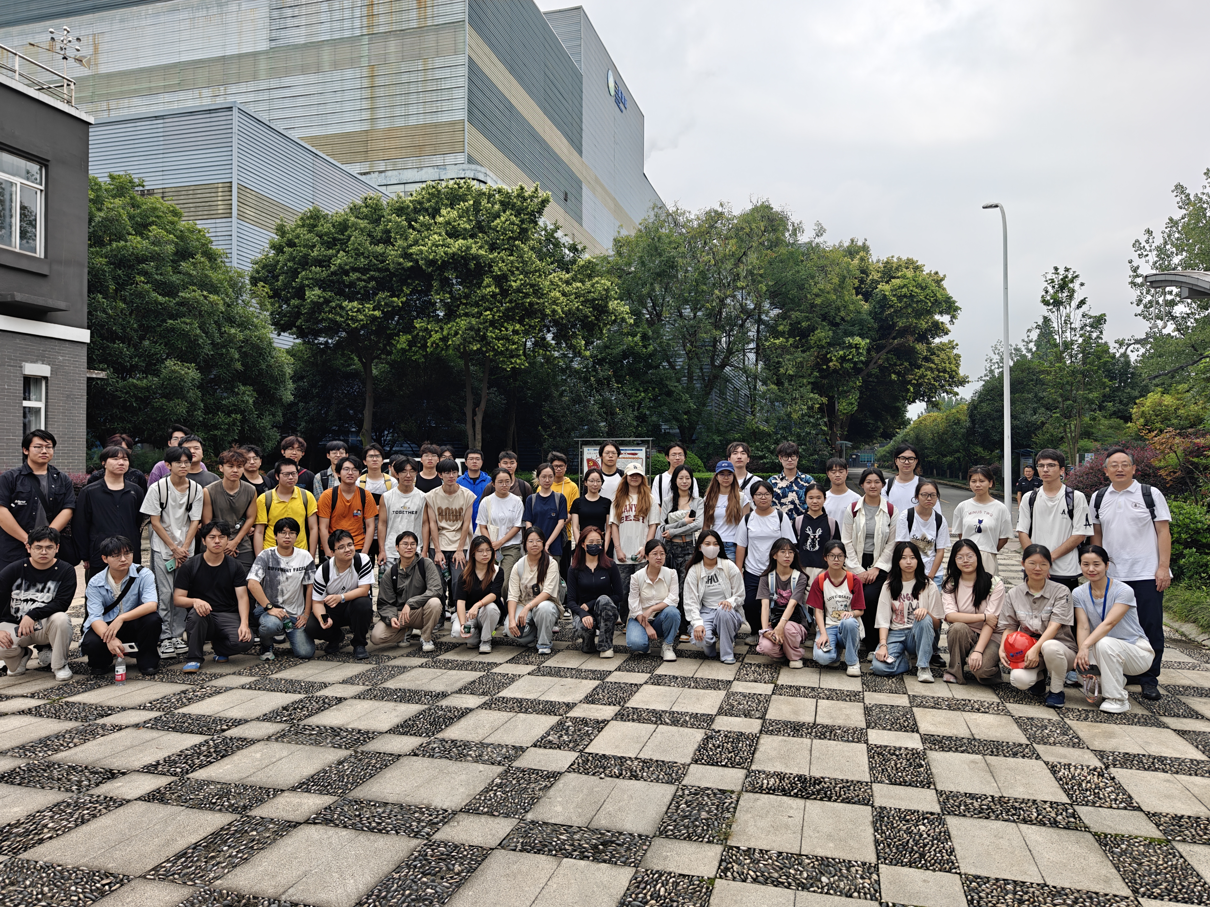 20250708四川大學(xué)環(huán)境工程專業(yè)師生到成都三峰開展專業(yè)實(shí)踐活動.jpg